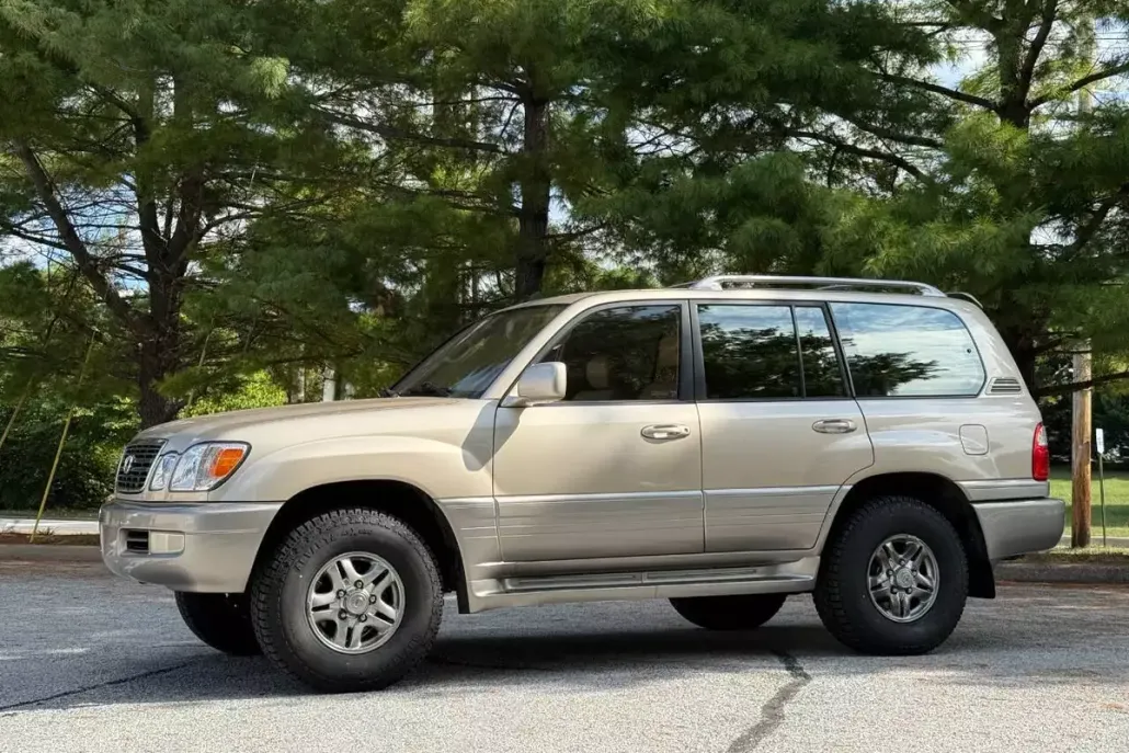 2001 Lexus LX 470 Base photo 1