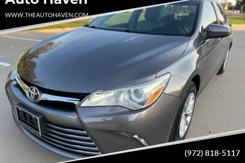 2015 Toyota Camry LE photo 1