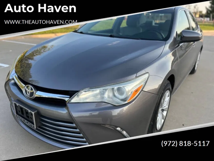 2015 Toyota Camry LE photo 1