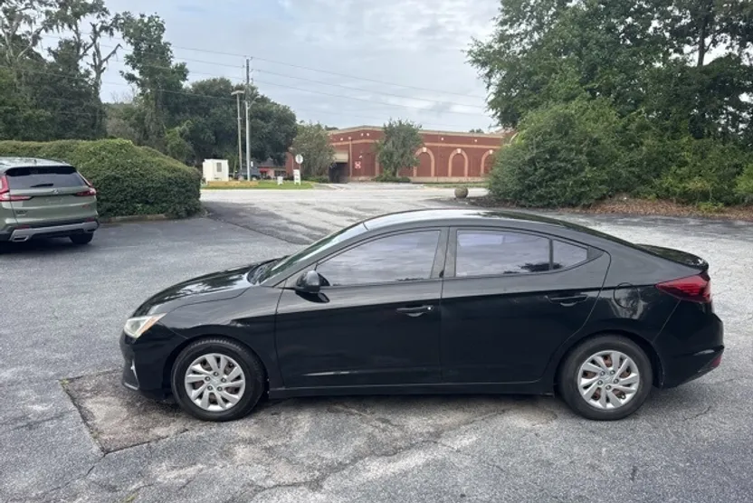 2019 Hyundai Elantra SE photo 1