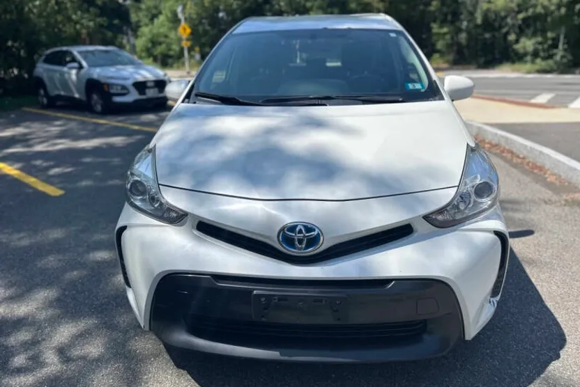 2015 Toyota Prius V Five photo 1