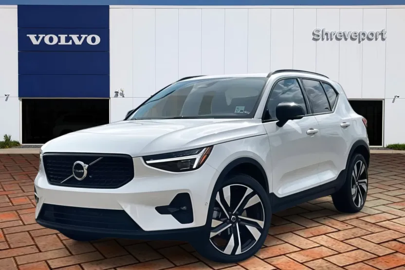 2025 Volvo XC40 AWD Plus photo 1
