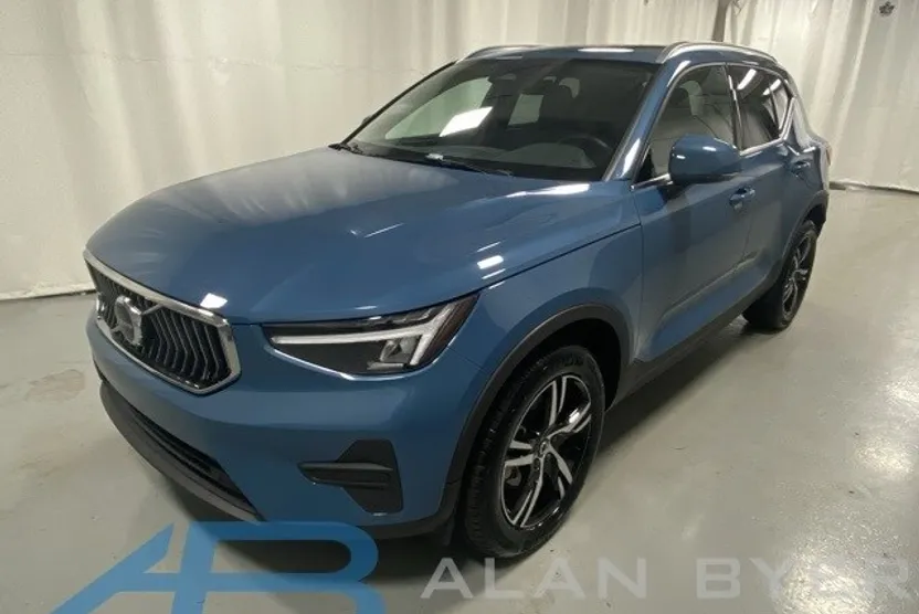 2025 Volvo XC40 Core photo 1