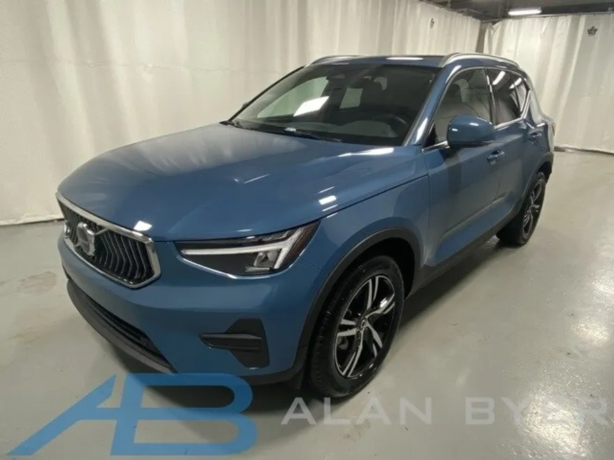 2025 Volvo XC40 Core photo 1