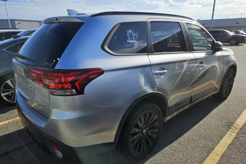 2020 Mitsubishi Outlander LE photo 1