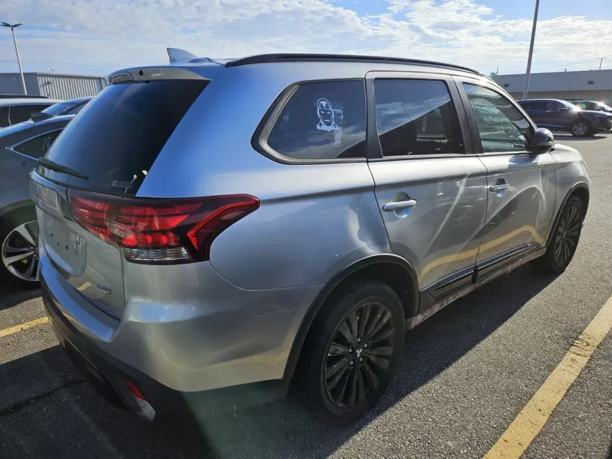 2020 Mitsubishi Outlander LE photo 1