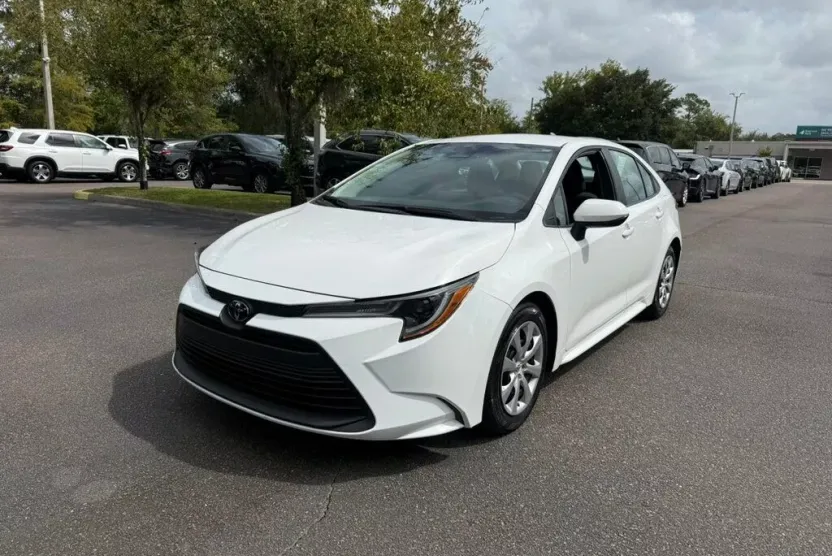 2023 Toyota Corolla LE photo 1