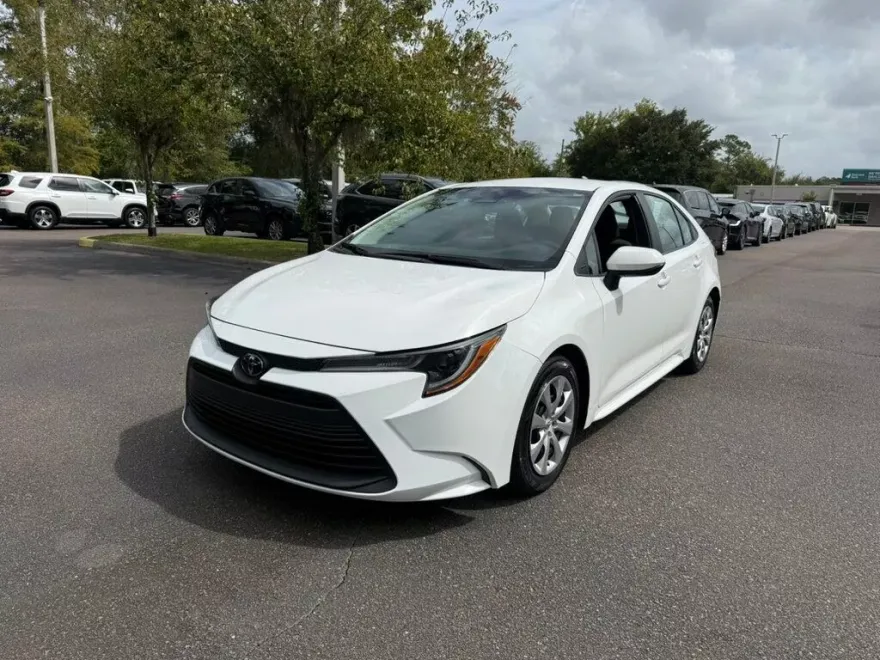 2023 Toyota Corolla LE photo 1