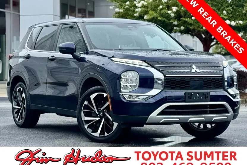 2023 Mitsubishi Outlander SE photo 1