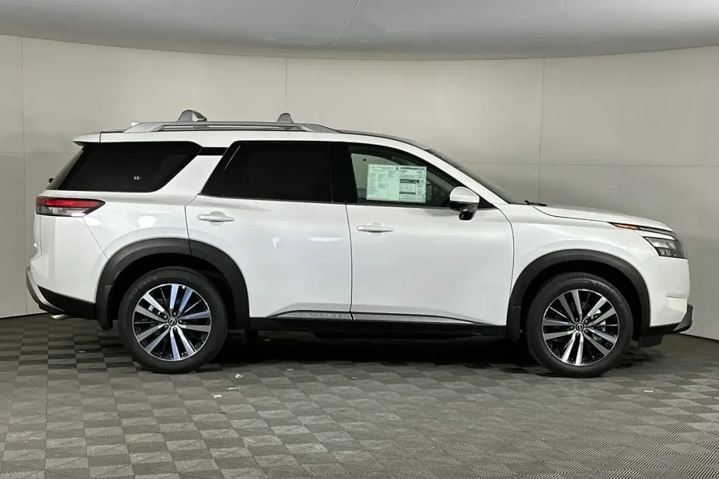 2025 Nissan Pathfinder Platinum photo 1