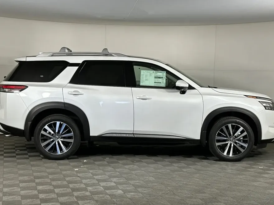 2025 Nissan Pathfinder Platinum photo 1