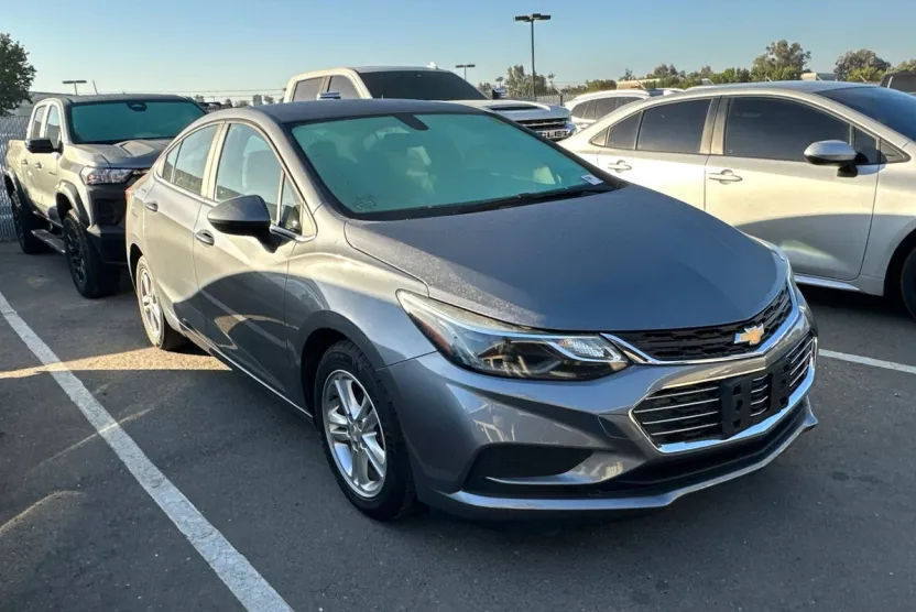 2018 Chevrolet Cruze LT photo 1