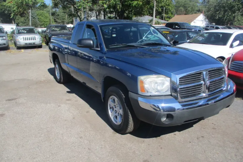 2005 Dodge Dakota SLT Club Cab photo 1