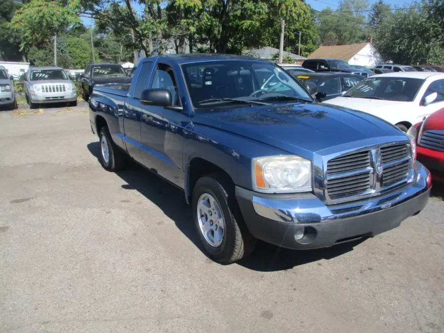 2005 Dodge Dakota SLT Club Cab photo 1
