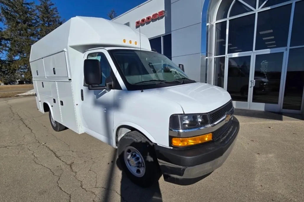 2024 Chevrolet Express 3500 Cutaway photo 1