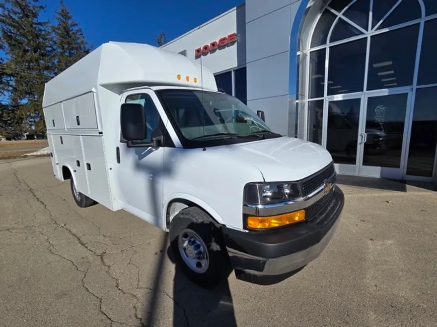 2024 Chevrolet Express 3500 Cutaway photo 1