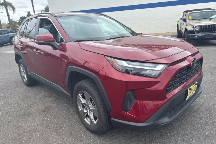 2023 Toyota RAV4 XLE photo 1