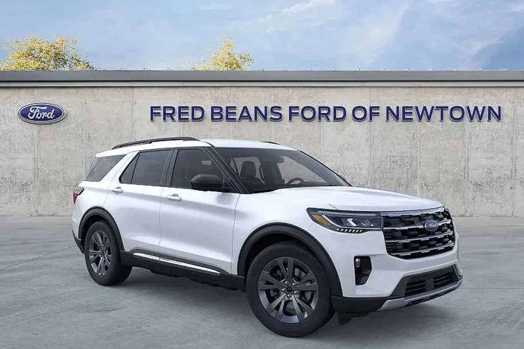 2025 Ford Explorer photo 1