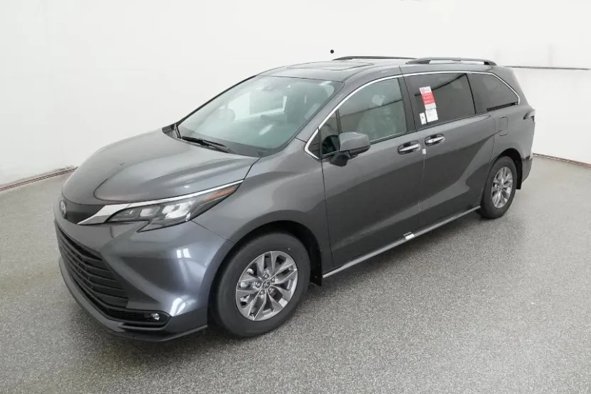 2025 Toyota Sienna XLE photo 1