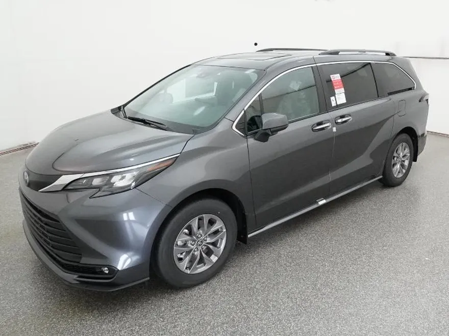 2025 Toyota Sienna XLE photo 1