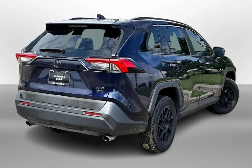 2020 Toyota RAV4 XLE photo 1