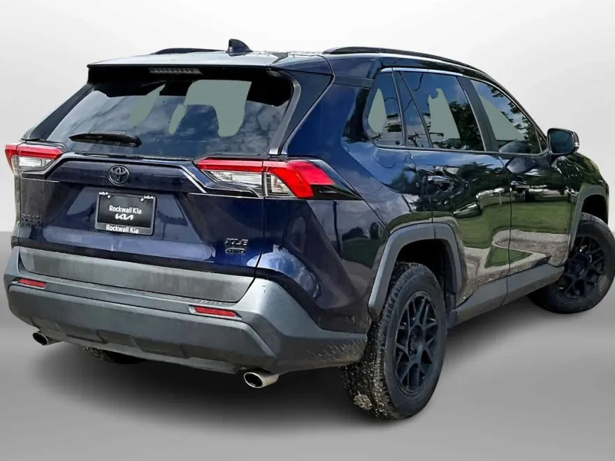 2020 Toyota RAV4 XLE photo 1
