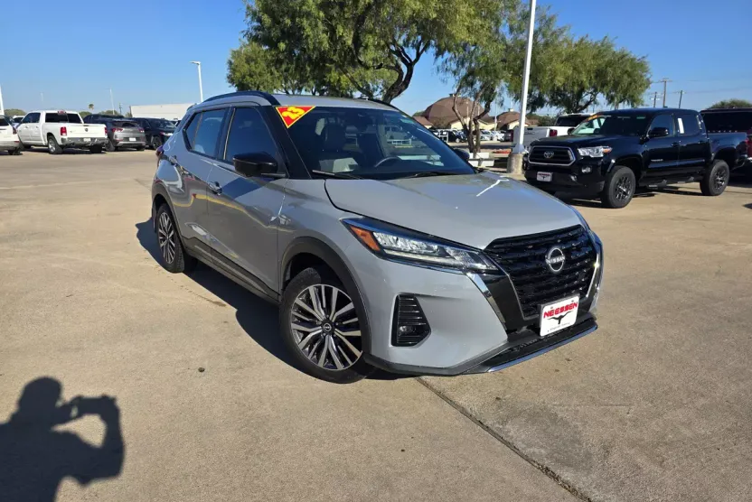 2023 Nissan Kicks SR photo 1
