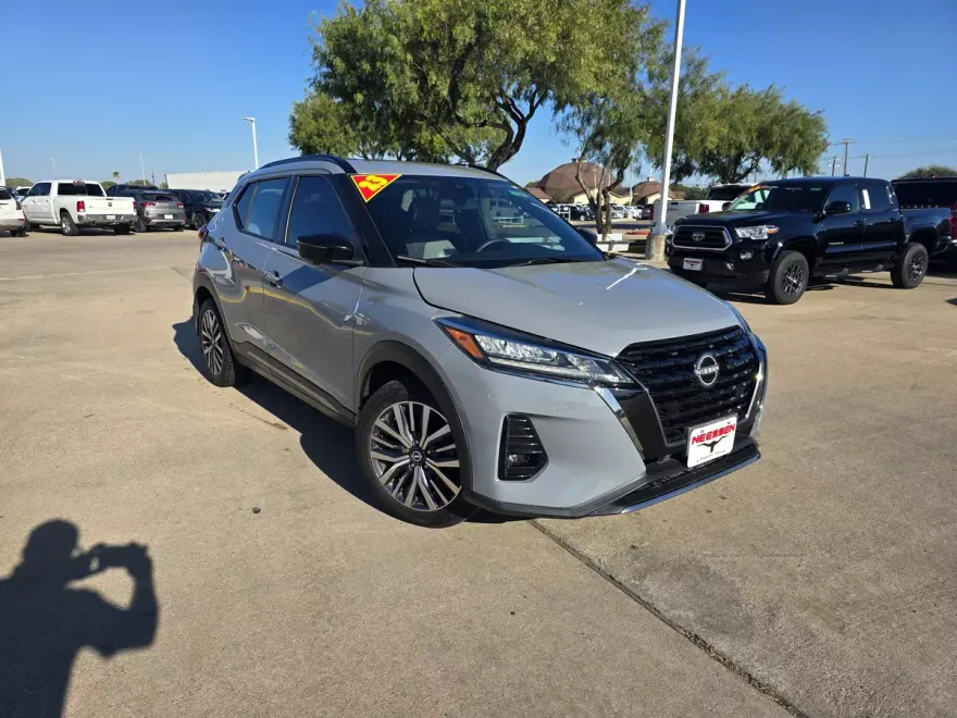 2023 Nissan Kicks SR photo 1