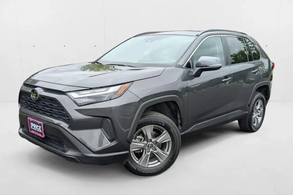 2024 Toyota RAV4 XLE photo 1