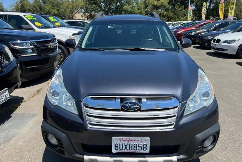 2013 Subaru Outback 2.5i Limited photo 1