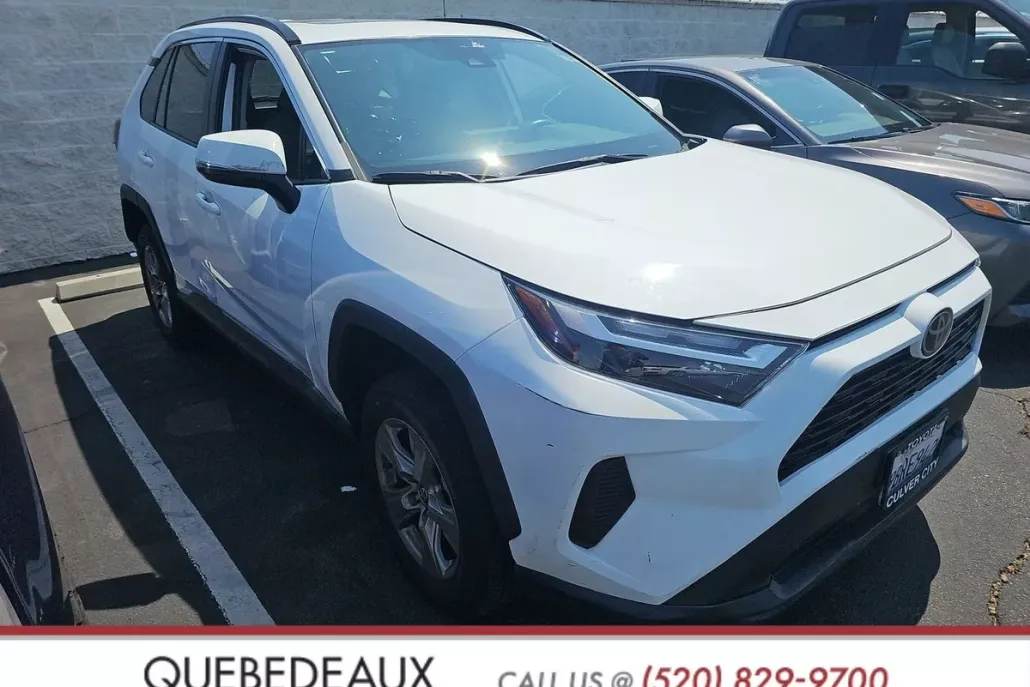 2022 Toyota RAV4 XLE photo 1