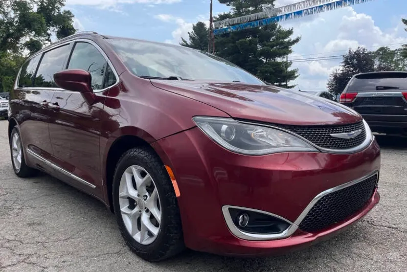 2017 Chrysler Pacifica Touring Plus photo 1