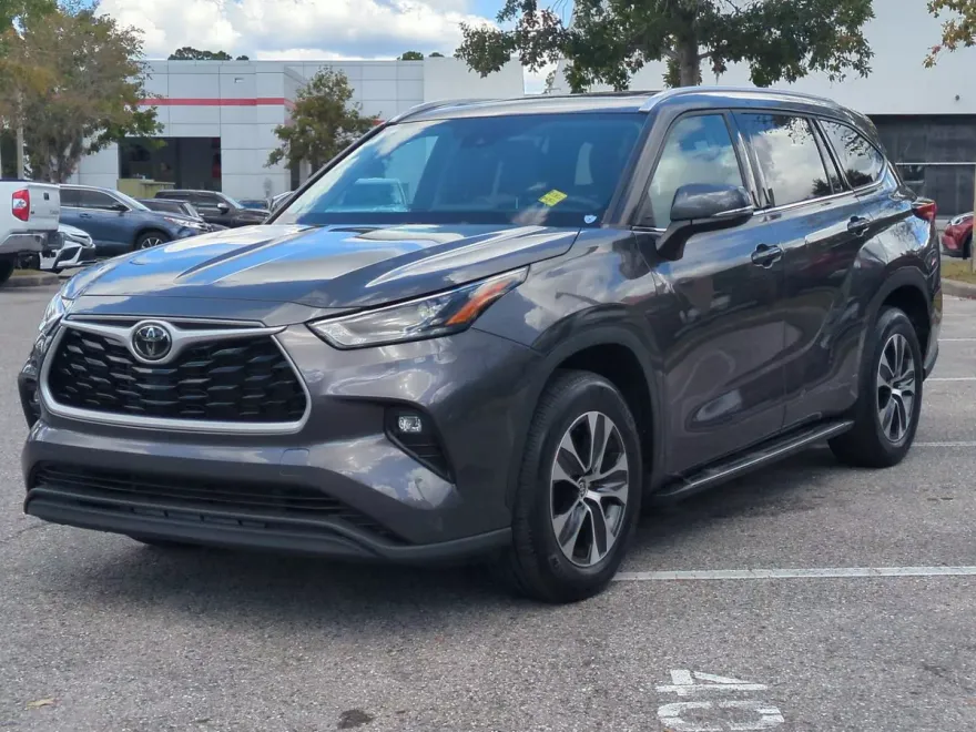 2022 Toyota Highlander XLE photo 1