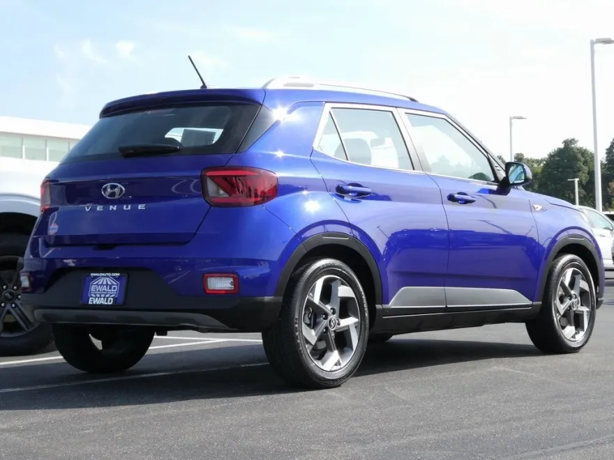 2024 Hyundai Venue SEL Limited photo 1