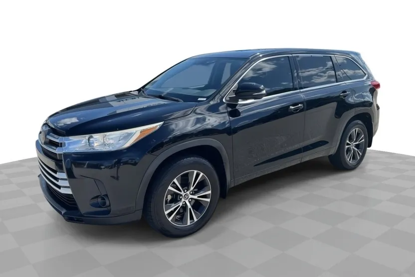 2018 Toyota Highlander LE photo 1