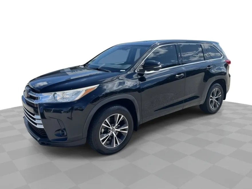 2018 Toyota Highlander LE photo 1