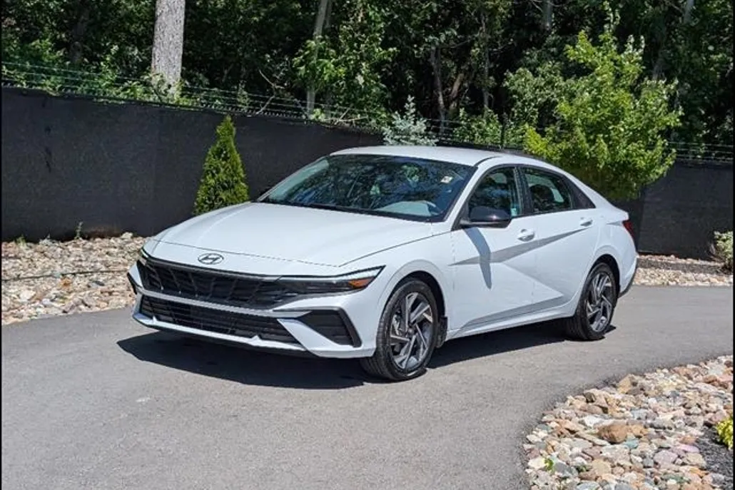 2025 Hyundai Elantra SEL Sport photo 1