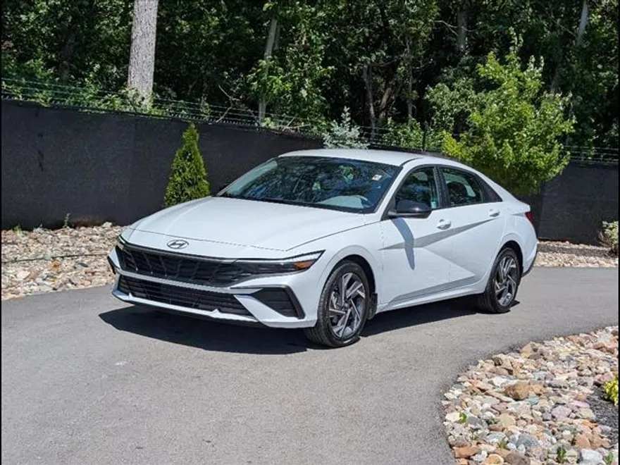 2025 Hyundai Elantra SEL Sport photo 1