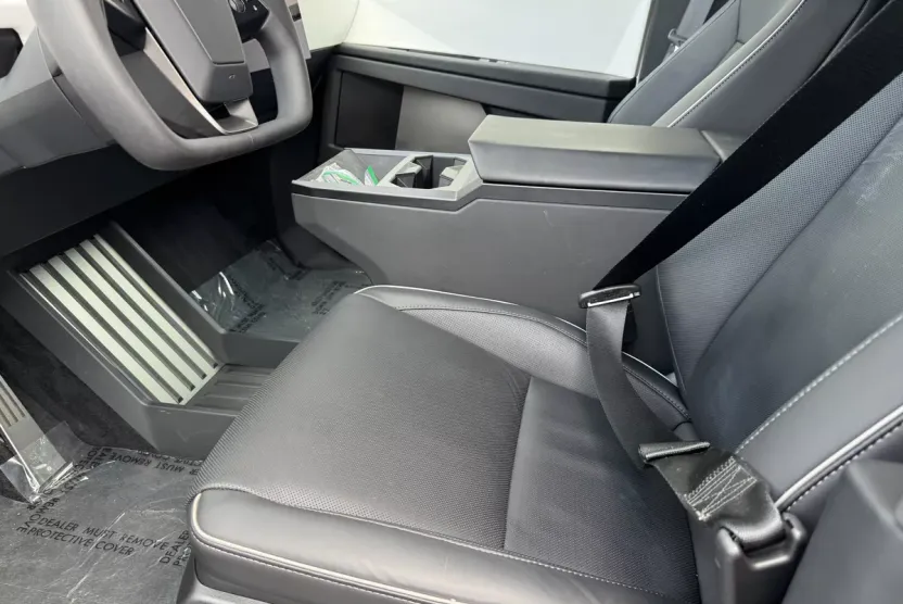 2024 Tesla Cybertruck photo 1