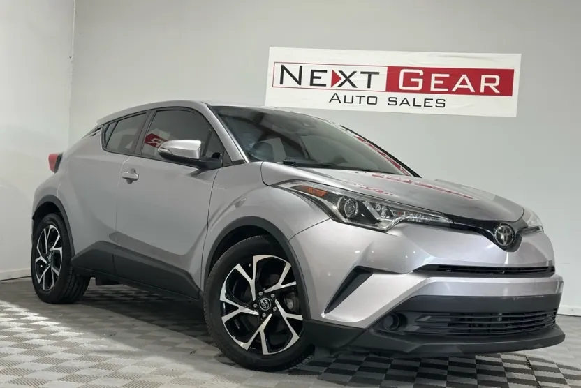 2019 Toyota C-HR XLE photo 1