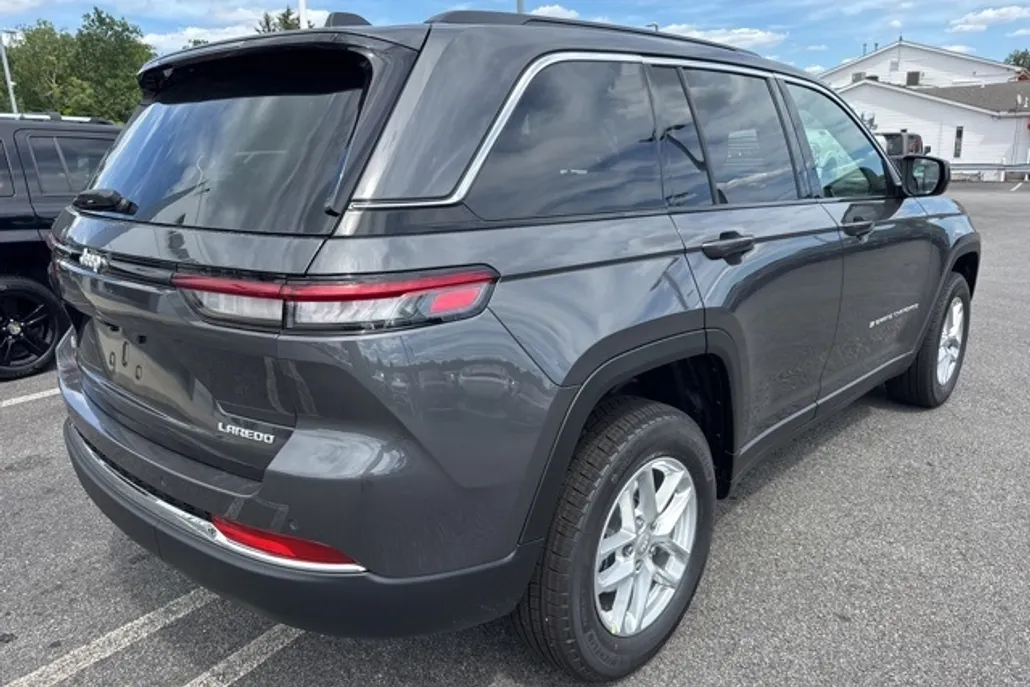 2025 Jeep Grand Cherokee Laredo photo 1