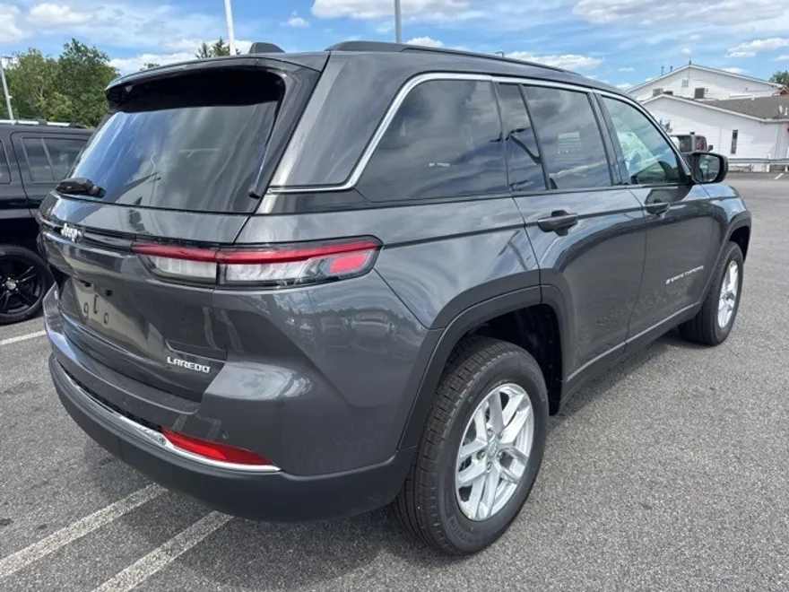 2025 Jeep Grand Cherokee Laredo photo 1
