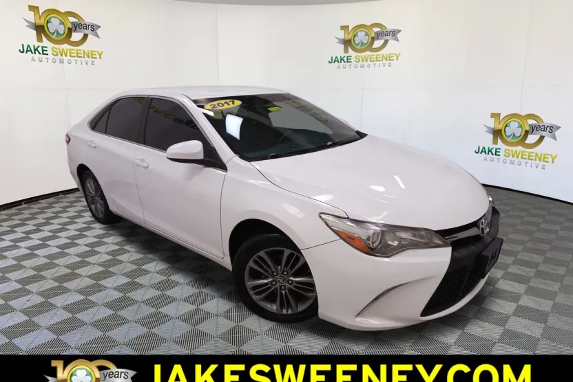 2017 Toyota Camry SE photo 1