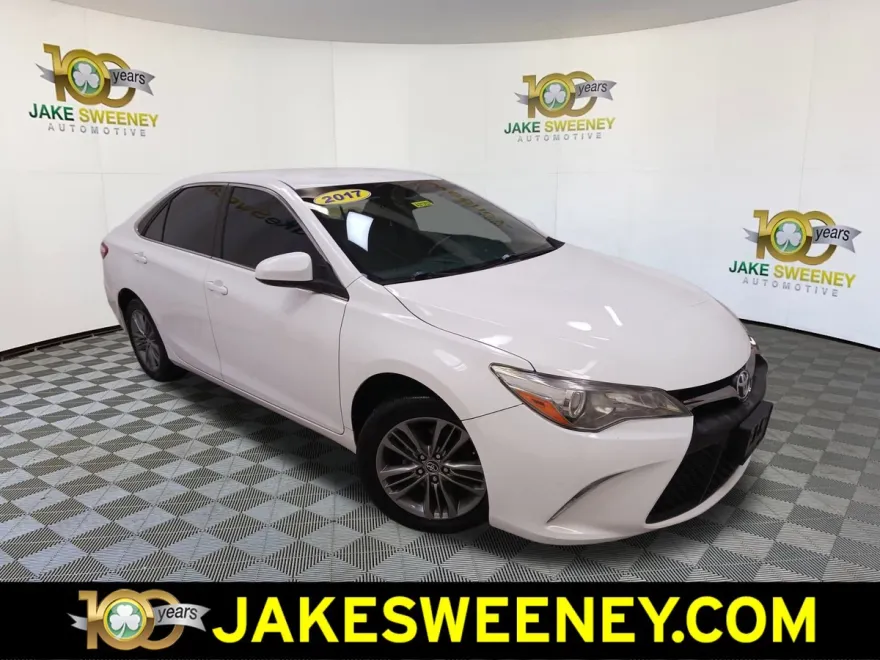 2017 Toyota Camry SE photo 1