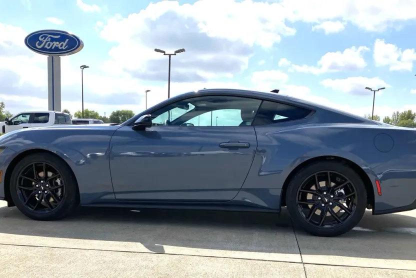 2025 Ford Mustang EcoBoost Premium photo 1