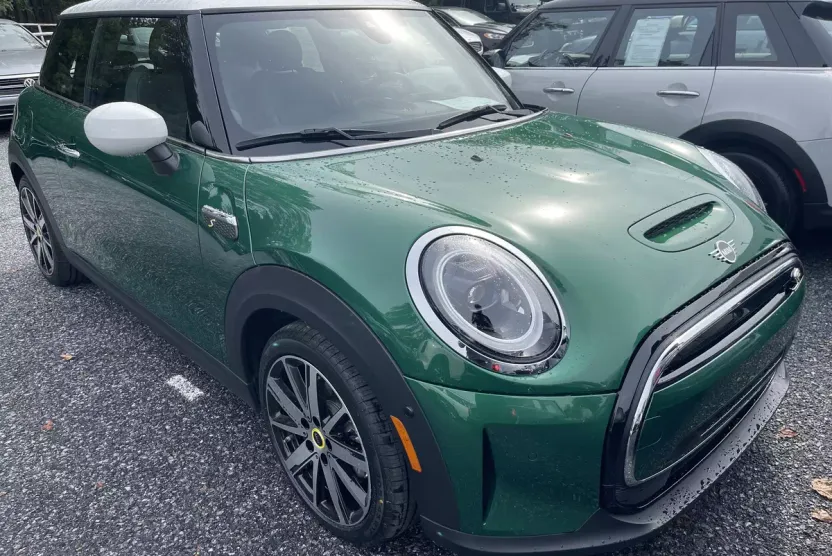 2024 Mini Cooper Hardtop SE photo 1