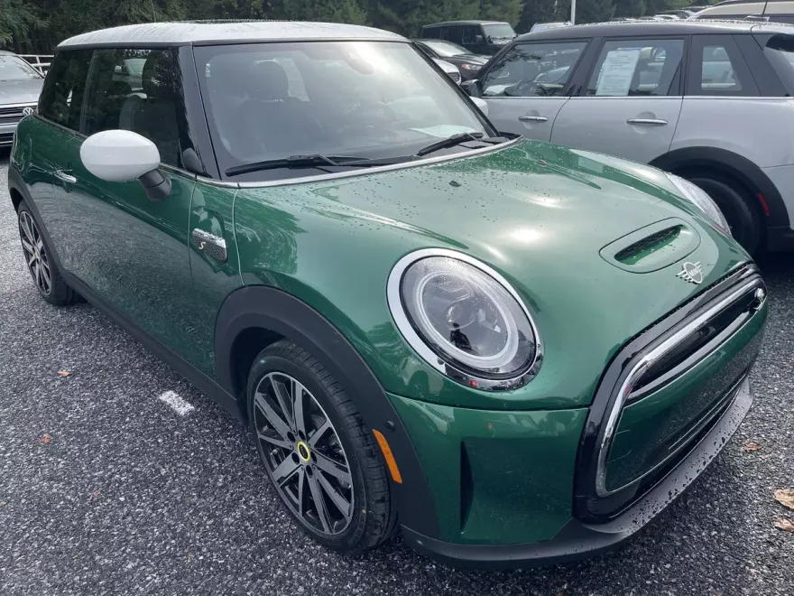 2024 Mini Cooper Hardtop SE photo 1