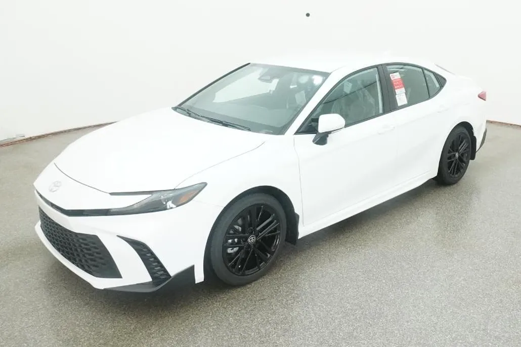 2025 Toyota Camry SE photo 1