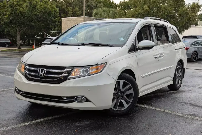 2014 Honda Odyssey Touring photo 1