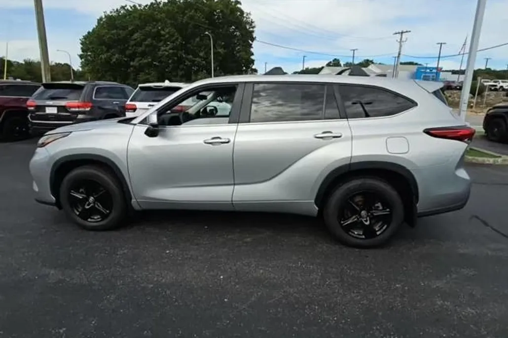 2023 Toyota Highlander L photo 1